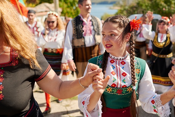 момиче танцуващо народни хора