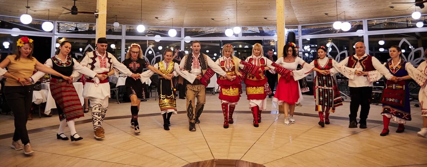 хора танцуващи народни танци