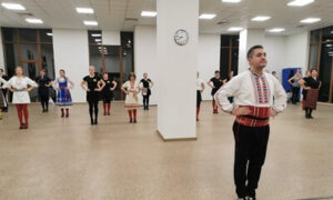 Годишен абонамент за уроци по народни танци в зала за възрастни