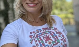 бяла тениска с бродирана шевица от Самоков