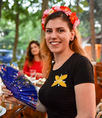 момиче с тениска с лого на клуб Еньовче